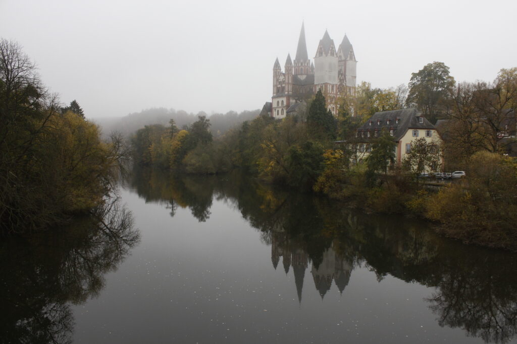 Christian Stakelbeck, … Spiegelung des Doms in der Lahn…